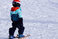 Czym kierować się przy wyborze szkółki narciarskiej dla dzieci?