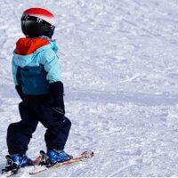 Czym kierować się przy wyborze szkółki narciarskiej dla dzieci?