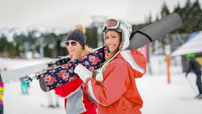 Pokrowce na narty – must have dla miłośników sportów zimowych